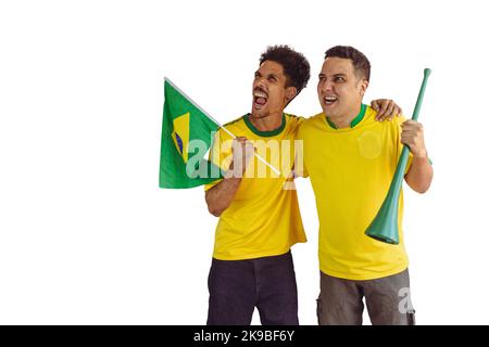 Black Brothers mit gelbem brasilianischem Hemd und Flaggenjubel isoliert auf Weiß. Fußballfans jubeln über den Sieg Brasiliens. Stockfoto