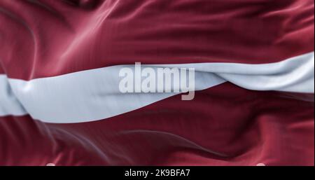 Nahaufnahme der im Wind winkenden lettischen Nationalflagge. Die Republik Lettland ist ein Mitgliedstaat der EU mit Sitz in Nordosteuropa. Fabr Stockfoto