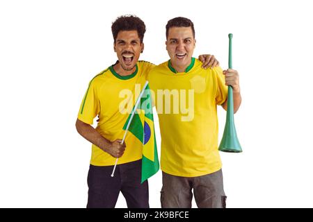 Black Brothers mit gelbem brasilianischem Hemd und Flaggenjubel isoliert auf Weiß. Fußballfans jubeln über den Sieg Brasiliens. Stockfoto