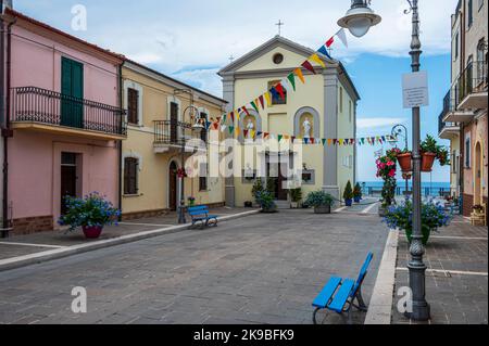 San Vito Chietino - 07-08-2022: Die schöne Hauptstraße von San Vito Chietino mit farbigen Blumen und Fassaden Stockfoto