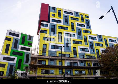 University Square, Southend on Sea, Essex, Großbritannien. 27. Oktober 2022. Es wurde mit den Arbeiten begonnen, die farbenfrohe Verkleidung der Studentenwohnungsblöcke der University of Essex innerhalb der Stadt zu ersetzen. Southend Borough Council hat die Planungsgenehmigung erteilt, die Verkleidung der Hochdruck-Laminat (HPL)-Verkleidung an den Gebäuden zu ersetzen, die 500 Zimmer haben und voraussichtlich rund 14m £kosten werden. Es wird ein abgeschwächter Entwurf sein. Es wurde festgestellt, dass die Verkleidung ein Brandrisiko darstellt und ausgetauscht werden muss. Seit dem Brand des Grenfell Tower drängen Aktivisten auf die Entfernung der Verkleidung Stockfoto