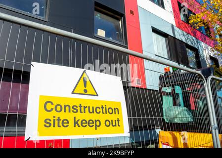 University Square, Southend on Sea, Essex, Großbritannien. 27. Oktober 2022. Es wurde mit den Arbeiten begonnen, die farbenfrohe Verkleidung der Studentenwohnungsblöcke der University of Essex innerhalb der Stadt zu ersetzen. Southend Borough Council hat die Planungsgenehmigung erteilt, die Verkleidung der Hochdruck-Laminat (HPL)-Verkleidung an den Gebäuden zu ersetzen, die 500 Zimmer haben und voraussichtlich rund 14m £kosten werden. Es wird ein abgeschwächter Entwurf sein. Es wurde festgestellt, dass die Verkleidung ein Brandrisiko darstellt und ausgetauscht werden muss. Seit dem Brand des Grenfell Tower drängen Aktivisten auf die Entfernung der Verkleidung Stockfoto