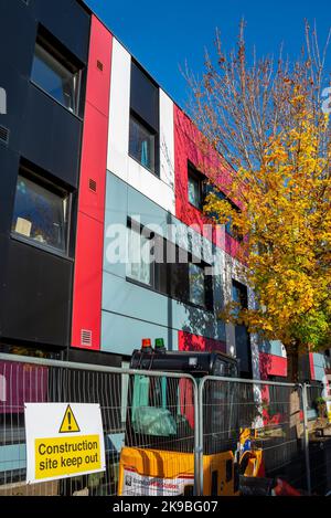 University Square, Southend on Sea, Essex, Großbritannien. 27. Oktober 2022. Es wurde mit den Arbeiten begonnen, die farbenfrohe Verkleidung der Studentenwohnungsblöcke der University of Essex innerhalb der Stadt zu ersetzen. Southend Borough Council hat die Planungsgenehmigung erteilt, die Verkleidung der Hochdruck-Laminat (HPL)-Verkleidung an den Gebäuden zu ersetzen, die 500 Zimmer haben und voraussichtlich rund 14m £kosten werden. Es wird ein abgeschwächter Entwurf sein. Es wurde festgestellt, dass die Verkleidung ein Brandrisiko darstellt und ausgetauscht werden muss. Seit dem Brand des Grenfell Tower drängen Aktivisten auf die Entfernung der Verkleidung Stockfoto