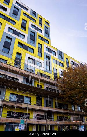 University Square, Southend on Sea, Essex, Großbritannien. 27. Oktober 2022. Es wurde mit den Arbeiten begonnen, die farbenfrohe Verkleidung der Studentenwohnungsblöcke der University of Essex innerhalb der Stadt zu ersetzen. Southend Borough Council hat die Planungsgenehmigung erteilt, die Verkleidung der Hochdruck-Laminat (HPL)-Verkleidung an den Gebäuden zu ersetzen, die 500 Zimmer haben und voraussichtlich rund 14m £kosten werden. Es wird ein abgeschwächter Entwurf sein. Es wurde festgestellt, dass die Verkleidung ein Brandrisiko darstellt und ausgetauscht werden muss. Seit dem Brand des Grenfell Tower drängen Aktivisten auf die Entfernung der Verkleidung Stockfoto