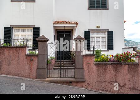 FUNCHAL, PORTUGAL - 25. AUGUST 2021: Dies ist ein altes Wohnhaus an einer steilen Stadtstraße. Stockfoto