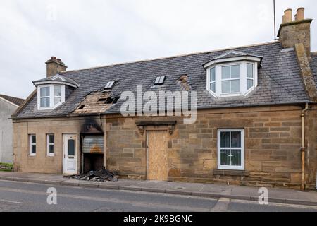 27. Oktober 2022. North Street, Elgin, Moray, Schottland. Dies ist der Schauplatz des Feuers an der No's 43 und 45 North Street gemäß der folgenden Polizei-PR - PR 34328 27. Oktober 2022 zur sofortigen Freilassung Appell nach vorsätzlicher Feueranhebung in Wohnungen in Elgin Beamte appellieren nach einer vorsätzlichen Feueranhebung bei A um Informationen Wohnblock in Bishopmill, Elgin. Der Vorfall ereignete sich um 1,40am Uhr am Mittwoch, den 26. Oktober, außerhalb der Wohnungen in der North Street in der Stadt. Niemand wurde verletzt und das Feuer wurde vom Scottish Fire and Rescue Service auslöschen lassen, aber es kam zu erheblichen Schäden. Stockfoto