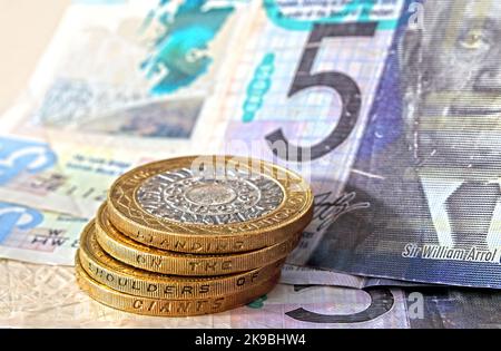 Clydesdale, Sterling Banknoten, mit zwei Pfund-Münzen mit der Aufschrift „auf den Schultern von Riesen stehen“. Münzen und Bargeld in harter Währung notieren Stockfoto