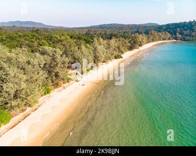 Sandstrandantenne, Draufsicht auf eine wunderschöne Sandstrandantenne mit den blauen Wellen, die ins Ufer Rollen, einige Felsen vorhanden. Luftaufnahme von oben Stockfoto