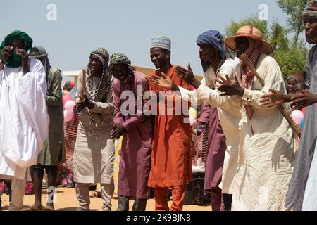 Afrikanische Stämme, Nigeria, Borno State, Maiduguri Stadt. Fulani-Stammesmitglieder traditionell in Stammeszeremonie gekleidet, traditionell gekleidet Stockfoto