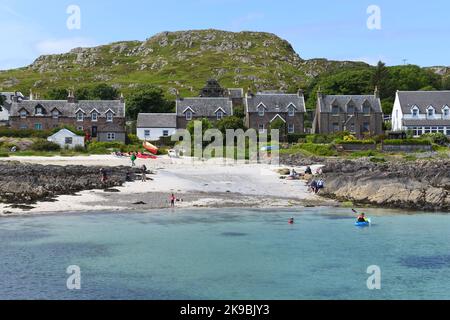 Ein heller, sonniger Tag an einem kleinen Strand in Baile Mòr auf der Insel Iona in den Inneren Hebriden, Schottland, Großbritannien Stockfoto