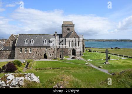 Restaurierte mittelalterliche Abtei und Kloster an der Stelle einer alten Kirche auf der Isle of Iona, Schottland, Großbritannien Stockfoto