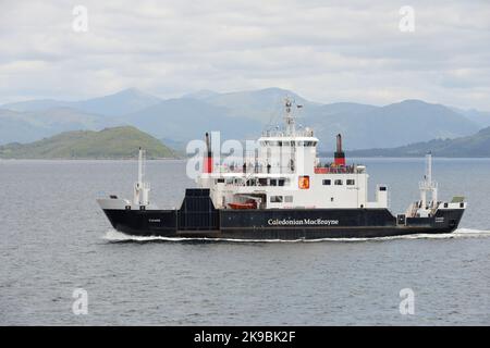 MV Coruisk ist eine Autofähre aus dem Jahr 2003, die vom schottischen Fährbetreiber Caledonian MacBrayne betrieben wird und die Westküste Schottlands, Großbritannien, bedient Stockfoto