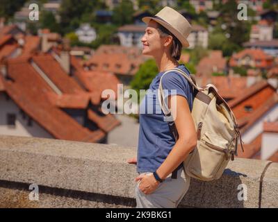 Wir hatten einen tollen Urlaub in der Schweiz, Bern. Dame, die Touristenattraktionen und Sehenswürdigkeiten besucht. Frau auf der Spitze der Stadtlandschaft Blick auf die Altstadt von Bern Stockfoto