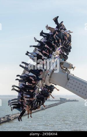 Southend on Sea, Essex, Großbritannien. 27. Oktober 2022. Der bewölkte Morgen hat sich in der Stadt Southend on Sea in einen warmen und sonnigen Herbsttag verwandelt, an dem Besucher die Attraktionen am Meer genießen konnten. Jugendliche auf der Axis Thrill Ride im Adventure Island Themenpark. Schulhalbjahr Stockfoto