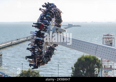 Southend on Sea, Essex, Großbritannien. 27. Oktober 2022. Der bewölkte Morgen hat sich in der Stadt Southend on Sea in einen warmen und sonnigen Herbsttag verwandelt, an dem Besucher die Attraktionen am Meer genießen konnten. Jugendliche auf der Axis Thrill Ride im Adventure Island Themenpark. Schulhalbjahr Stockfoto