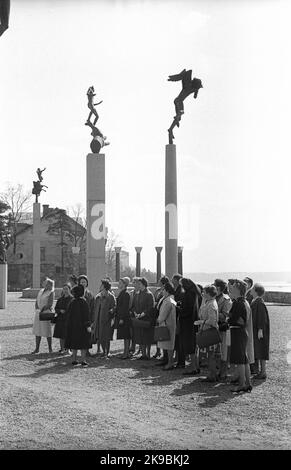 Die Staatsbahnen, SJ Engineering Association 50 Jahre. Hier bei einem Besuch im Skulpturenpark von Millesgården. Im Vordergrund stehen die Skulpturen Mensch und pegasus, Gottes Hand und Teil der Skulpturengruppe Musicing Angels, die alle von Carl Milles geschaffen wurden. Stockfoto