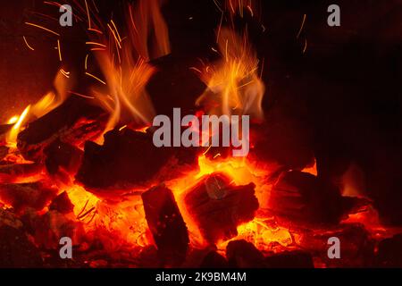 Nahaufnahme der Glut, die im Lagerfeuer brennt Stockfoto