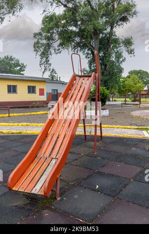 Foto der hölzernen und eisernen Rutsche auf dem Spielplatz Stockfoto