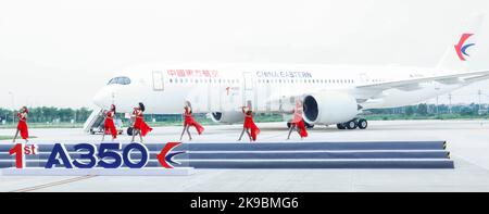 Tianjin. 21.. Juli 2021. Eine Band tritt vor einem Airbus A350-Flugzeug auf, das an China Eastern Airlines im Airbus Tianjin Widebody Completion and Delivery Center im nordchinesischen Tianjin ausgeliefert wurde, 21. Juli 2021. Quelle: Zhang Yuwei/Xinhua/Alamy Live News Stockfoto