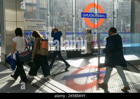 Wetter in Großbritannien, London, 26. Oktober 2022: Am Cardinal Place-Eingang zur Victoria-U-Bahnstation strömt Licht durch die Fenster und wirft das Bild der Transport for London Roundel auf den Boden. Während London voll von Familien ist, die das warme Wetter während der Halbzeit genießen, erwartet eine dunklere Zukunft mit RMT-Arbeitskampfmaßnahmen, die für den 5., 7. Und 9. November geplant sind. Anna Watson/Alamy Live News Stockfoto