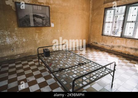 Phnom Penh, Kambodscha. 18. Januar 2019: Gefängniszelle von S21 das berüchtigte Gefängnis Folter durch die Roten Khmer in Phnom Penh in Kambodscha Stockfoto