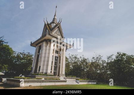 Die Gedenkstätte Stupa von Choeung Ek Killing Fields, enthält einige der Überreste der Khmer Rouge Opfer. In der Nähe von Phnom Penh, Kambodscha Stockfoto