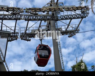 Nahaufnahme der Seilbahn in Sentosa, Singapur, mit Blick auf die Infrastruktur und die Verkehrsverbindung zwischen der Insel Stockfoto