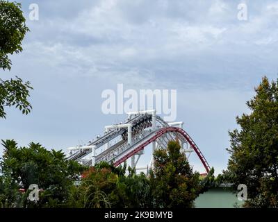 Aufregende Achterbahnfahrt in den Universal Studios Singapore. Stockfoto