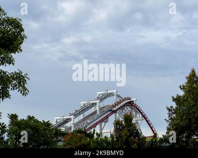 Aufregende Achterbahnfahrt in den Universal Studios Singapore. Stockfoto