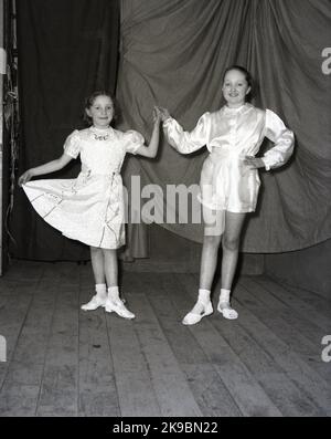 1955, historisch, Februar, zwei junge Mädchen, die in der Pantomine auftreten, Robin Hood, posiert auf der Bühne in ihren Kostümen für ein Foto, Leeds, England, Großbritannien. Stockfoto