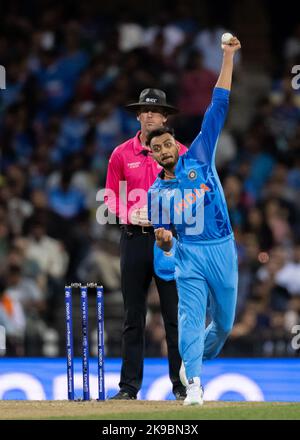 Axar Patel of India bowelt am 2022 27. Oktober 2022 während des ICC-Cricket-Spiels der Herren Twenty20 zwischen Indien und den Niederlanden auf dem Sydney Cricket Ground in Sydney. DAS BILD DARF NUR REDAKTIONELL VERWENDET WERDEN – ES DARF NICHT KOMMERZIELL VERWENDET WERDEN Stockfoto