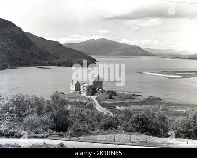 1956, historisches Bild, von oben, von Eilean Donan Castle, Western Highlands, Schottland, UK. Das Schloss oder die Festung liegt auf einer kleinen Gezeiteninsel an der Kreuzung von drei Seerochsen und wurde ursprünglich im 13. Jahrhundert erbaut, später zerstört und dann wieder aufgebaut und ist eine der berühmtesten in Schottland. Stockfoto