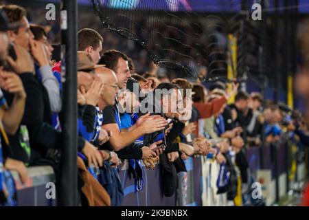 BRÜGGE, BELGIEN - 26. OKTOBER: Fans und Unterstützer des Club Brugge während des Spiels der Gruppe B - UEFA Champions League zwischen dem Club Brugge KV und dem FC Porto am 26. Oktober 2022 im Jan Breydelstadion in Brügge, Belgien (Foto: Joris Verwijst/Orange Picters) Stockfoto