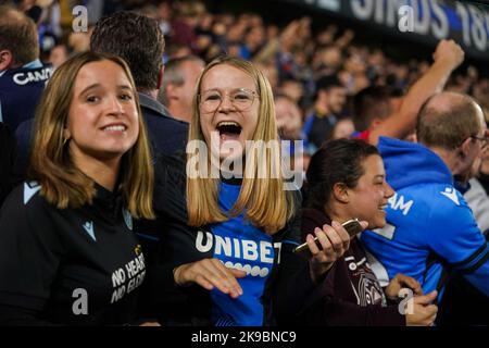 BRÜGGE, BELGIEN - 26. OKTOBER: Fans und Unterstützer des Club Brugge während des Spiels der Gruppe B - UEFA Champions League zwischen dem Club Brugge KV und dem FC Porto am 26. Oktober 2022 im Jan Breydelstadion in Brügge, Belgien (Foto: Joris Verwijst/Orange Picters) Stockfoto