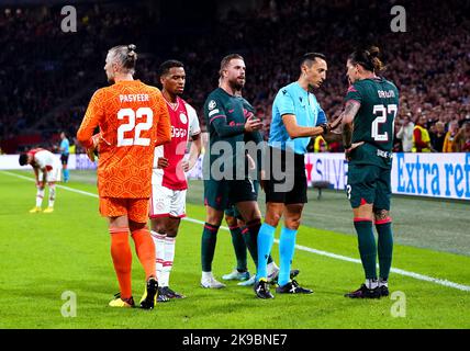 Schiedsrichter Jose Maria Sanchez spricht mit Liverpools Darwin Nunez während des Spiels der UEFA Champions League-Gruppe A in der Johan Cruyff Arena in Amsterdam, Niederlande. Bilddatum: Mittwoch, 26. Oktober 2022. Stockfoto