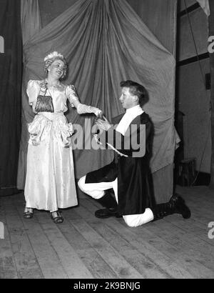 1955, historisch, Februar, eine junge weibliche und männliche Schauspieler in ihren Kostümen, die in der Pantomine, Robin Hood, Leeds, England, Großbritannien. Posiert auf der Bühne für ein Foto, Stockfoto