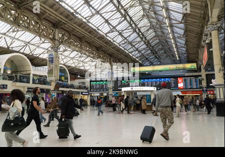 London, Großbritannien, 26. Oktober 2022: Victoria-Hauptbahnstation. Die Passagiere überqueren die Haupthalle und die Züge sind auf den Abfahrtstafeln aufgeführt. Die Station wird am 5., 7. Und 9. November von einer RMT-Arbeitskampfmaßnahme in einem Streit um Lohn- und Arbeitsbedingungen betroffen sein. Anna Watson/Alamy Live News Stockfoto