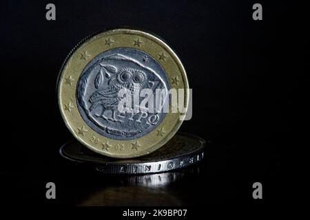 Eine griechische 1-Euro-Münze aus dem Jahr 2002 mit einem Eule-Symbol der griechischen Münzstätte in der Mitte, mit einem S-Lettara auf dem Stern, das anzeigt, dass rund fünfzig Millionen Stück geprägt wurden. Italia, Den 27. Oktober 2022. (Foto von Vincenzo Izzo/Sipa USA) Stockfoto