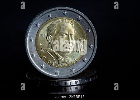 Zwei-Euro-Gedenkmünze der Italienischen Republik zum 100. Todestag des Dichters Giovanni Pascoli. Münze geprägt in fünfzehn Millionen Stück im Jahr 2012. Stockfoto