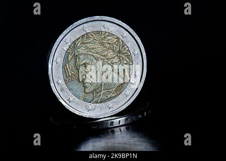 Zwei-Euro-Münze aus dem Jahr 2002 gewidmet dem Dichter Dante Alighieri, einer der berühmtesten und am weitesten verbreiteten in Europa. Stockfoto