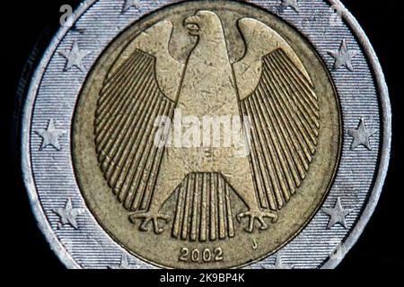 Zwei-Euro-Münze von Deutschland mit dem Adler-Symbol, seit 2002 jährlich geprägt. Stockfoto