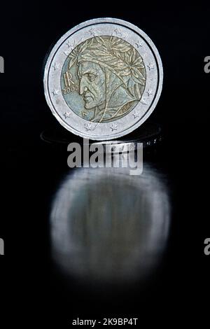 Zwei-Euro-Münze aus dem Jahr 2002 gewidmet dem Dichter Dante Alighieri, einer der berühmtesten und am weitesten verbreiteten in Europa. Stockfoto