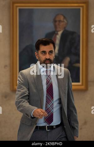 Edinburgh, Schottland, Großbritannien. 27. Oktober 2022. IM BILD: Humza Yousaf MSP, schottischer Gesundheitsminister. Szenen aus dem schottischen Parlament und dem Debattiersaal vor und während der ersten Ministerfragen. Quelle: Colin D Fisher Quelle: Colin Fisher/Alamy Live News Stockfoto