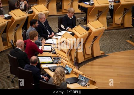 Edinburgh, Schottland, Großbritannien. 27. Oktober 2022. IM BILD: Nicola Sturgeon MSP, erste Ministerin von Schottland und Vorsitzende der Scottish National Party (SNP). Szenen aus dem schottischen Parlament und dem Debattiersaal vor und während der ersten Ministerfragen. Quelle: Colin D Fisher Quelle: Colin Fisher/Alamy Live News Stockfoto