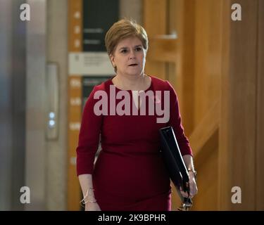 Edinburgh, Schottland, Großbritannien. 27. Oktober 2022. IM BILD: Nicola Sturgeon MSP, erste Ministerin von Schottland und Vorsitzende der Scottish National Party (SNP). Szenen aus dem schottischen Parlament und dem Debattiersaal vor und während der ersten Ministerfragen. Quelle: Colin D Fisher Quelle: Colin Fisher/Alamy Live News Stockfoto