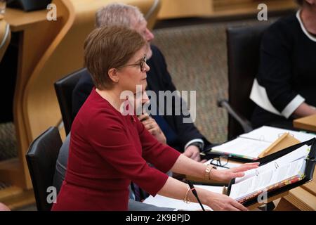 Edinburgh, Schottland, Großbritannien. 27. Oktober 2022. IM BILD: Nicola Sturgeon MSP, erste Ministerin von Schottland und Vorsitzende der Scottish National Party (SNP). Szenen aus dem schottischen Parlament und dem Debattiersaal vor und während der ersten Ministerfragen. Quelle: Colin D Fisher Quelle: Colin Fisher/Alamy Live News Stockfoto