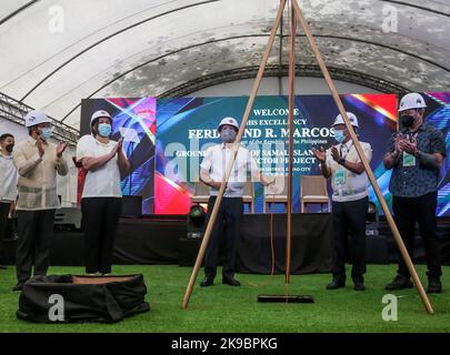 (221027) -- DAVAO CITY, 27. Oktober 2022 (Xinhua) -- Der philippinische Präsident Ferdinand Romualdez Marcos (C), die philippinische Vizepräsidentin und ehemalige Bürgermeisterin von Davao, Sara Duterte (2. l), und der chinesische Botschafter auf den Philippinen, Huang Xilian (1. l), nehmen am 27. Oktober 2022 an der feierlichen Zeremonie der von China finanzierten Verbindungsbrücke Samal Island-Davao City in Davao City, Philippinen, Teil. Eine von China finanzierte Brücke, die die drittgrößte Stadt der Philippinen, Davao, mit einer Touristeninsel verbindet, wird dazu beitragen, den Tourismus und das Wirtschaftswachstum in der südlichen Region des Landes anzukurbeln, sagte Präsident Ferdinand Romualdez Marcos o Stockfoto