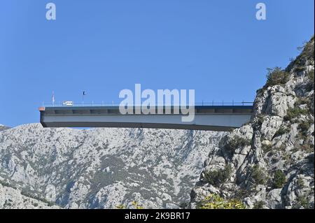 Das Projekt der Umgehungsstraße von Omis an der dalmatinischen Küste Kroatiens, das den Bau einer 216 Meter langen Brücke umfasst, die zwei Tunnel verbindet, ist in vollem Gange. Dies ist eines der komplexesten Infrastrukturprojekte, die derzeit in Kroatien durchgeführt werden, und wird auch den Bau der Schnellstraße Stobrec – Dugi Rat – Omis ermöglichen, die während der touristischen Saison dazu beitragen wird, Verkehrsprobleme auf der stark befahrenen Strecke Split-Omis zu lindern. Der Bau der Brücke 70 Meter über der Schlucht des Flusses Cetina, die den neuen Komorjak-Tunnel mit dem bestehenden Omis-Tunnel verbinden wird, begann im Jahr 2019. Konstruktio Stockfoto