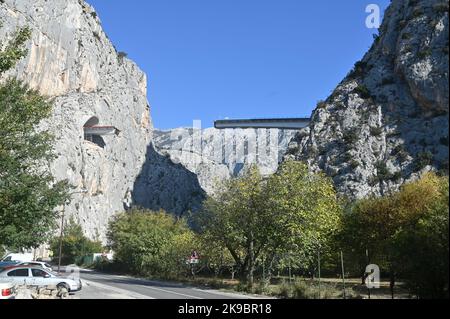 Das Projekt der Umgehungsstraße von Omis an der dalmatinischen Küste Kroatiens, das den Bau einer 216 Meter langen Brücke umfasst, die zwei Tunnel verbindet, ist in vollem Gange. Dies ist eines der komplexesten Infrastrukturprojekte, die derzeit in Kroatien durchgeführt werden, und wird auch den Bau der Schnellstraße Stobrec – Dugi Rat – Omis ermöglichen, die während der touristischen Saison dazu beitragen wird, Verkehrsprobleme auf der stark befahrenen Strecke Split-Omis zu lindern. Der Bau der Brücke 70 Meter über der Schlucht des Flusses Cetina, die den neuen Komorjak-Tunnel mit dem bestehenden Omis-Tunnel verbinden wird, begann im Jahr 2019. Konstruktio Stockfoto