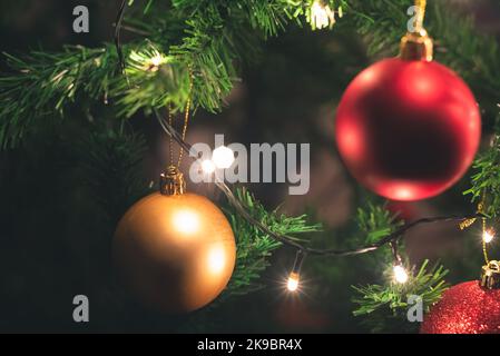 Neujahr-Konzept mit weihnachtsbaum und Kugeln. Frohes neues Jahr. Selektiver Fokus. Stockfoto